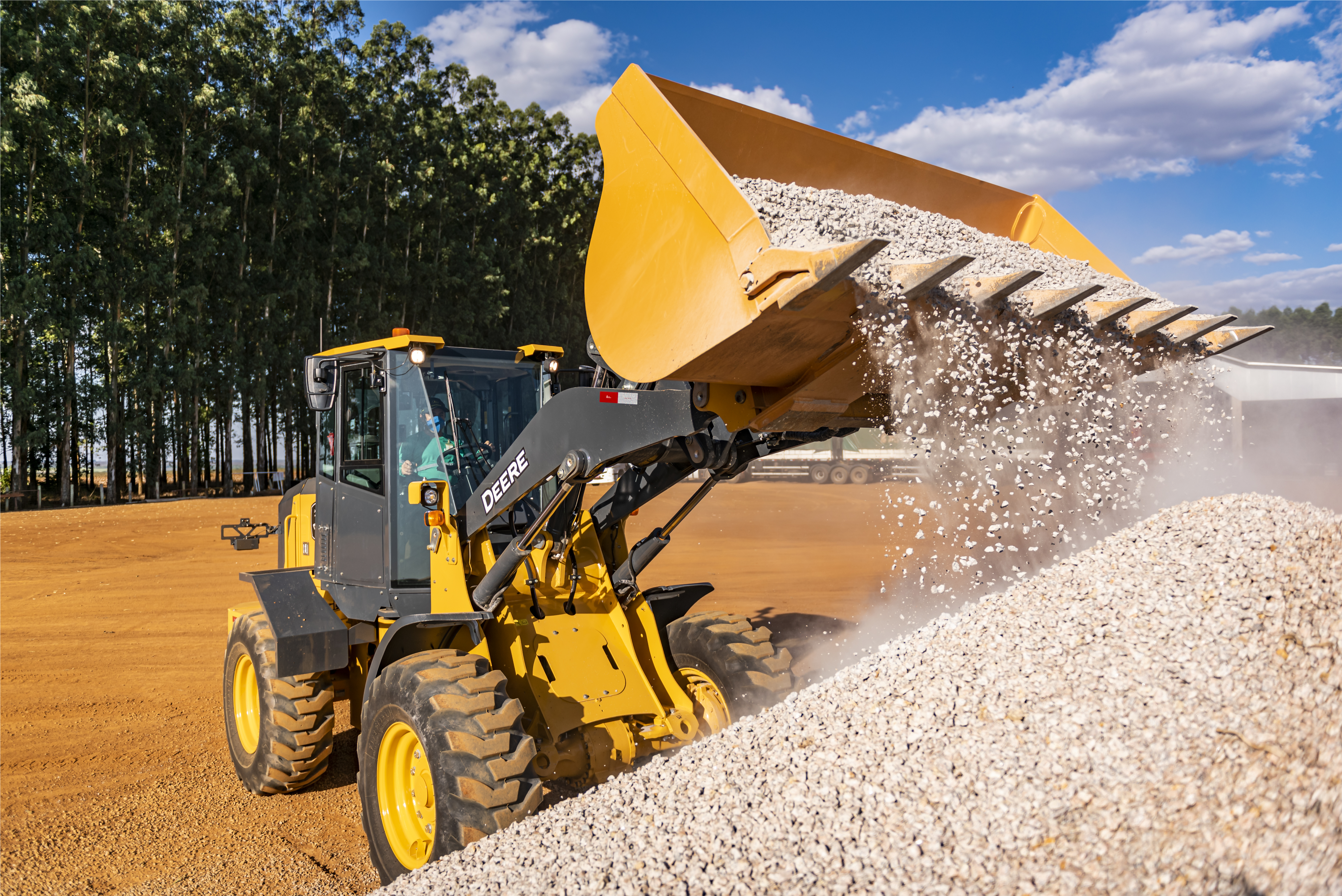 Foto pá carregadeira 444g em campo